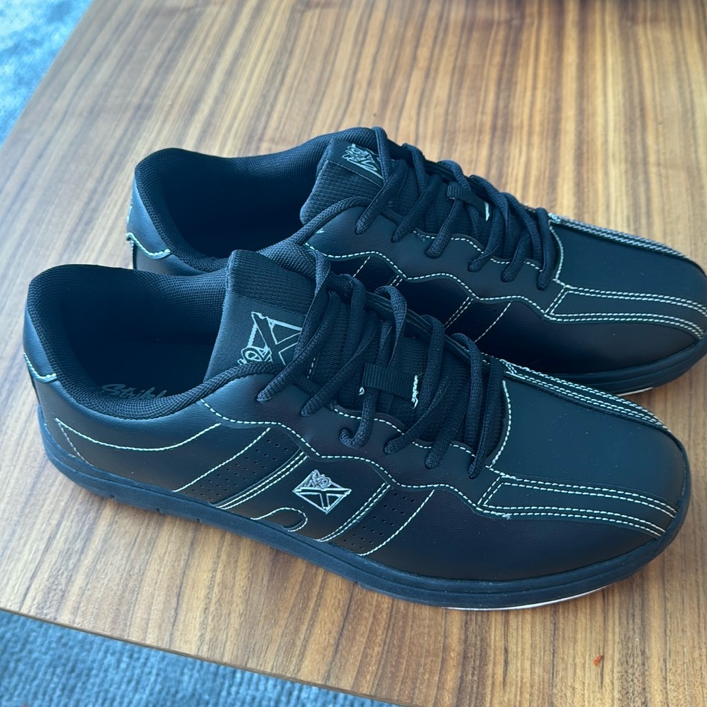 Mens brand new strikeforce bowling shoes